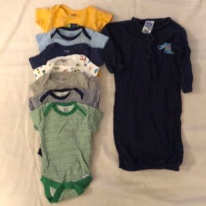 Set of 7 short sleeve onesies and sleeper PJs